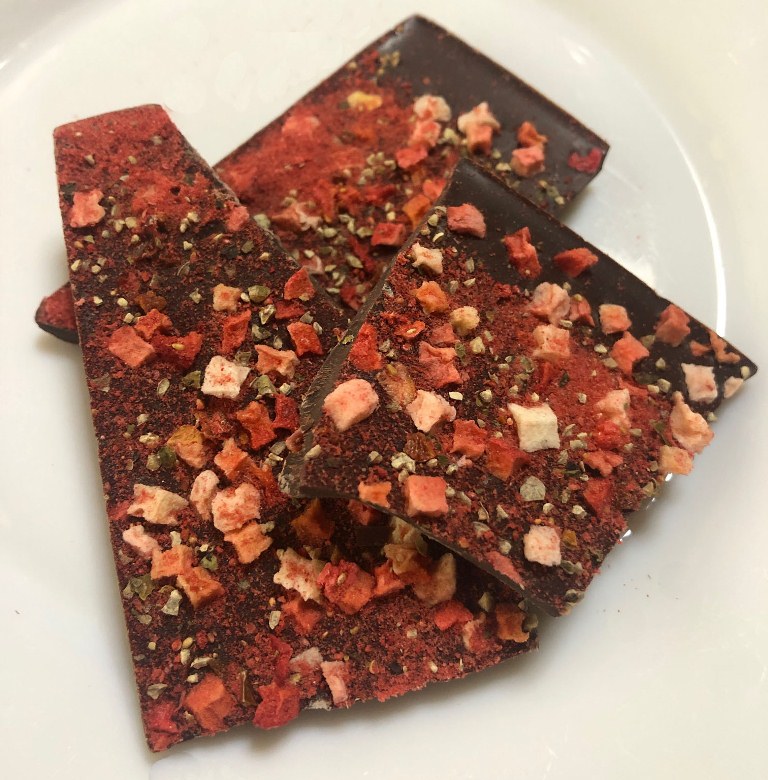 マイボナ　ストロベリー＆ペッパー_ダークチョコ_中身